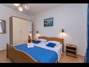 Apartmaji Vin - 40 m from sea: A1 (4+1), A2 (2+2), A3 (2+2) Seget Donji - Riviera Trogir  - Apartma - A2 (2+2): spalnica