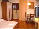 Apartmaji Ante - 60m from the sea: A1(2+3), A2(2+2), A4(6+2) Seget Donji - Riviera Trogir  - Apartma - A2(2+2): spalnica
