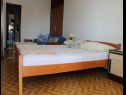 Apartmaji Milka - 100m from the sea A1(4), A2(2+1) Seget Donji - Riviera Trogir  - Apartma - A2(2+1): spalnica