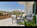 Apartmaji Kati - garden: A1(4), A2(2+1) Seget Donji - Riviera Trogir  - dvorišče