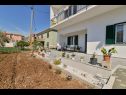 Apartmaji Kati - garden: A1(4), A2(2+1) Seget Donji - Riviera Trogir  - vrt