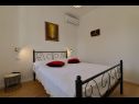 Apartmaji Kati - garden: A1(4), A2(2+1) Seget Donji - Riviera Trogir  - Apartma - A1(4): spalnica