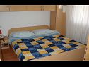 Apartmaji Ante - 80 m from sea: A1(4), A2(2+1) Seget Vranjica - Riviera Trogir  - Apartma - A1(4): spalnica