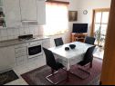 Apartmaji Vesna - 40 m from pebble beach: A1(4+1), A2(4), A3(4+1) Seget Vranjica - Riviera Trogir  - Apartma - A1(4+1): kuhinja in jedilnica