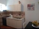 Apartmaji Zeljko - with garden: A1(4), SA2(2+1) Seget Vranjica - Riviera Trogir  - Studio apartma - SA2(2+1): kuhinja