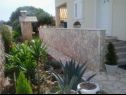Apartmaji Mer - 10m to the beach: A1(4+2) Sevid - Riviera Trogir  - dvorišče