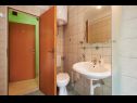 Apartmaji in sobe Jare - in old town R1 zelena(2), A2 gornji (2+2) Trogir - Riviera Trogir  - Soba - R1 zelena(2): kopalnica s straniščem