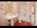 Apartmaji in sobe Jare - in old town R1 zelena(2), A2 gornji (2+2) Trogir - Riviera Trogir  - Apartma - A2 gornji (2+2): kopalnica s straniščem