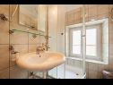Apartmaji in sobe Jare - in old town R1 zelena(2), A2 gornji (2+2) Trogir - Riviera Trogir  - Soba - R1 zelena(2): kopalnica s straniščem