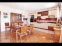 Apartmaji Tomi - with large terrace (60m2): A1(4) Trogir - Riviera Trogir  - Apartma - A1(4): kuhinja in jedilnica