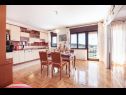Apartmaji Tomi - with large terrace (60m2): A1(4) Trogir - Riviera Trogir  - Apartma - A1(4): kuhinja in jedilnica