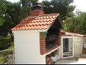 Apartmaji Mara - barbecue: A1(4+1), SA3(2), SA4(2+1) Trogir - Riviera Trogir  - raženj (hiša in okolica)