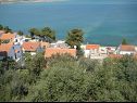 Apartmaji Petar - great location close to the sea: A1 Donji (4+2), A2 Gornji (4+2) Trogir - Riviera Trogir  - pogled (hiša in okolica)