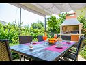 Hiša za počitnice Mirjana - beautiful garden with barbecue: H(4+1) Trogir - Riviera Trogir  - Hrvaška  - raženj