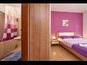 Apartmaji in sobe Ivo - with garden: A1(2+2), R1(2+1), R2(2) Trogir - Riviera Trogir  - Apartma - A1(2+2): spalnica