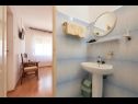 Apartmaji in sobe Ivo - with garden: A1(2+2), R1(2+1), R2(2) Trogir - Riviera Trogir  - Soba - R2(2): kopalnica s straniščem