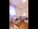 Apartmaji Petar - great location close to the sea: A1 Donji (4+2), A2 Gornji (4+2) Trogir - Riviera Trogir  - Apartma - A1 Donji (4+2): spalnica
