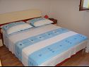 Apartmaji Tone - spacious and comfortable: A1 zuti(5+2), A2 plavi(5+2) Trogir - Riviera Trogir  - Apartma - A1 zuti(5+2): spalnica