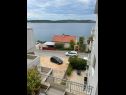 Apartmaji Marin2- near beach: A3(4+2) Trogir - Riviera Trogir  - parkirišče (hiša in okolica)