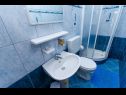 Apartmaji Iva - 150m from the beach: A1(4), A3(3), SA2(2) Trogir - Riviera Trogir  - Apartma - A3(3): kopalnica s straniščem