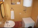 Apartmaji in sobe Jare - in old town R1 zelena(2), A2 gornji (2+2) Trogir - Riviera Trogir  - kopalnica s straniščem