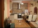 Apartmaji in sobe Jare - in old town R1 zelena(2), A2 gornji (2+2) Trogir - Riviera Trogir  - kuhinja in jedilnica