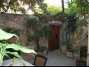 Apartmaji in sobe Jare - in old town R1 zelena(2), A2 gornji (2+2) Trogir - Riviera Trogir  - vrtna terasa