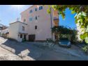 Apartmaji Mare - comfortable apartment : A1(5), A2(5) Trogir - Riviera Trogir  - parkirišče