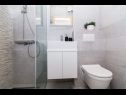 Apartmaji Tom - panoramic sea view: A1(6) Trogir - Riviera Trogir  - Apartma - A1(6): kopalnica s straniščem