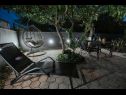 Apartmaji Florio - garden & free parking: A1(5) Trogir - Riviera Trogir  - vrtna terasa