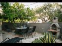 Apartmaji Florio - garden & free parking: A1(5) Trogir - Riviera Trogir  - kamin