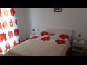 Apartmaji Mare - with parking : A1(4+1) Vinišće - Riviera Trogir  - Apartma - A1(4+1): spalnica