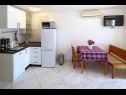 Apartmaji Sunce - next to the sea A1(4+1) Vinišće - Riviera Trogir  - Apartma - A1(4+1): kuhinja in jedilnica