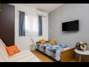 Apartmaji Ivo - beach nearby: A1(2+3), A2(2+2), A3(4+1) Vinišće - Riviera Trogir  - Apartma - A2(2+2): dnevna soba