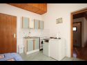 Apartmaji Nada - 100 m from beach: A1 Lijevi(2), A2 Desni (2), SA4 Mali(2) Kali - Otok Ugljan  - Apartma - A2 Desni (2): kuhinja in jedilnica