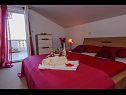 Apartmaji Tin - comfortable apartment near beach: A1 (4) Ugljan - Otok Ugljan  - Apartma - A1 (4): spalnica