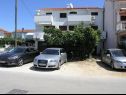 Apartmaji Ana- next to the sea A1(2+2), A2(2+3), A3(2+2), A4(2+3) Bibinje - Riviera Zadar  - parkirišče (hiša in okolica)
