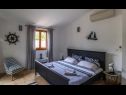 Apartmaji Kike - 60 meters from the beach: A1(4+1), A2(4+1), A3(4+1), SA1(2) Petrčane - Riviera Zadar  - Studio apartma - SA1(2): spalnica
