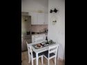 Apartmaji Kike - 60 meters from the beach: A1(4+1), A2(4+1), A3(4+1), SA1(2) Petrčane - Riviera Zadar  - Studio apartma - SA1(2): kuhinja in jedilnica