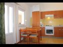 Apartmaji Ante - 50m from the sea: A1 plavi(2+2), A2 zuti(2+2) Posedarje - Riviera Zadar  - Apartma - A2 zuti(2+2): kuhinja in jedilnica