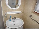 Apartmaji Teo - 8m from the sea & parking: A1 žuti(4), A2 bijeli(4), A3 novi(4) Privlaka - Riviera Zadar  - Apartma - A2 bijeli(4): kopalnica s straniščem