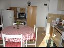 Apartmaji Teo - 8m from the sea & parking: A1 žuti(4), A2 bijeli(4), A3 novi(4) Privlaka - Riviera Zadar  - Apartma - A2 bijeli(4): kuhinja in jedilnica