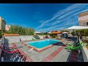 Apartmaji Mlađo - swimming pool: A1(4+2), A2(4+2), A3(2+2), A4(2+2) Privlaka - Riviera Zadar  - bazen (hiša in okolica)