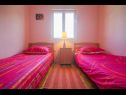 Apartmaji Teo - 8m from the sea & parking: A1 žuti(4), A2 bijeli(4), A3 novi(4) Privlaka - Riviera Zadar  - Apartma - A3 novi(4): spalnica