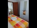 Apartmaji Mario - with garden: A1(2+2), A2(4+2) Ražanac - Riviera Zadar  - Apartma - A1(2+2): spalnica