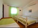 Apartmaji Velebit - 130m to the beach: A1(5+1), A2(7) Starigrad-Paklenica - Riviera Zadar  - Apartma - A2(7): spalnica