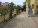 Apartmaji Vanja - terrace & BBQ A1(4+2), A2(4+1) Vir - Riviera Zadar  - dvorišče