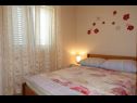 Apartmaji Ivo - family friendly: A1 Crveni (2+2), A2 Plavi (2+2), A3 Bez (2+2) Zaton (Zadar) - Riviera Zadar  - Apartma - A3 Bez (2+2): spalnica