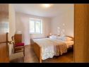Apartmaji Mir - family apartments with garden terrace A1(4), A2(2) Zaton (Zadar) - Riviera Zadar  - Apartma - A1(4): spalnica