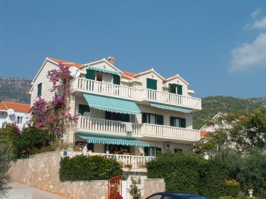 Apartmaji in sobe Mate 1 - 130 m from sea: A1 Zeleni(2+2), R1 Zuta(2), R2 Roza(2) Bol - Otok Brač 
